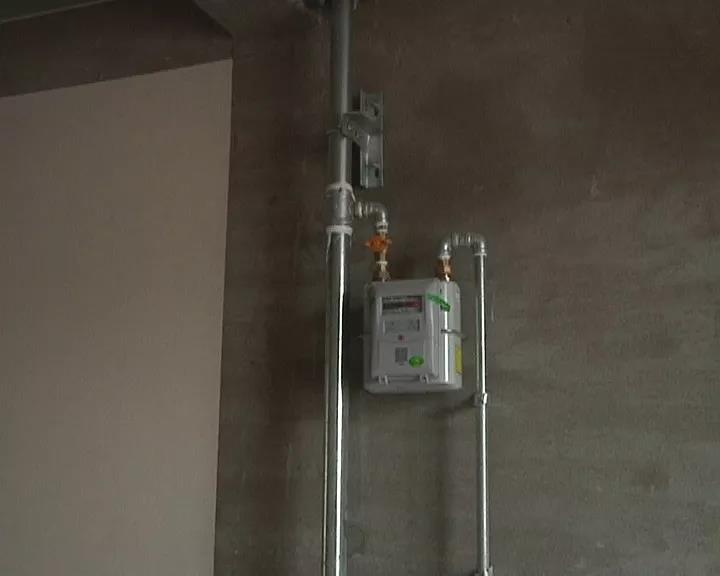 市民买的新房却漏水到楼下这损失到底该由谁来赔？