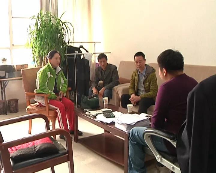 市民买的新房却漏水到楼下这损失到底该由谁来赔？