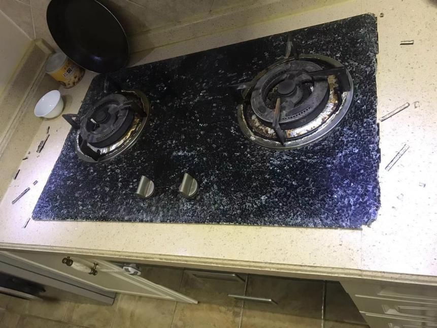 做饭的时候燃气灶炸开怎么回事,做饭时候灶台玻璃炸裂怎么办