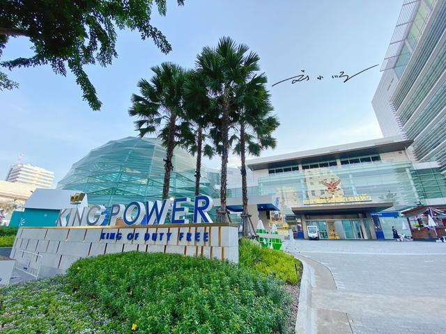 泰国曼谷市区最大的免税店，商品全、价格低，每天被中国游客挤爆