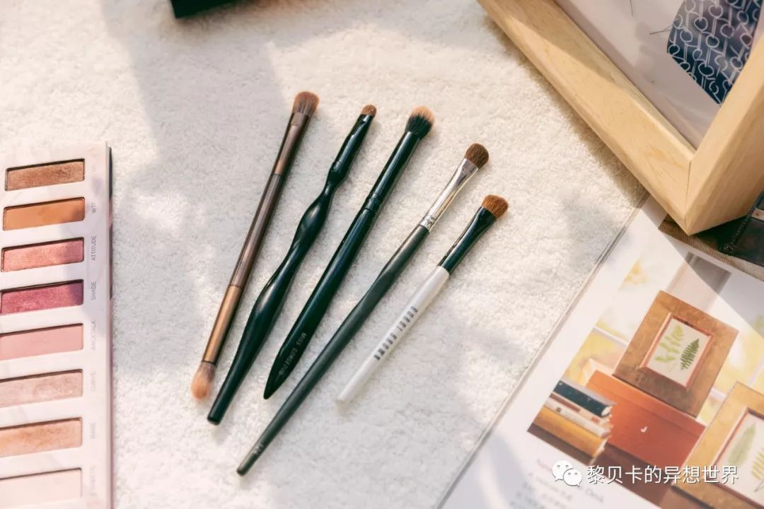 买了很多眼影却还是不会画,买了好多化妆品