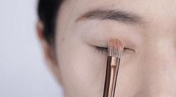 买了很多眼影却还是不会画,买了好多化妆品