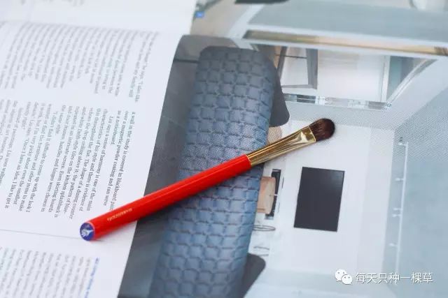 买了很多眼影却还是不会画,买了好多化妆品