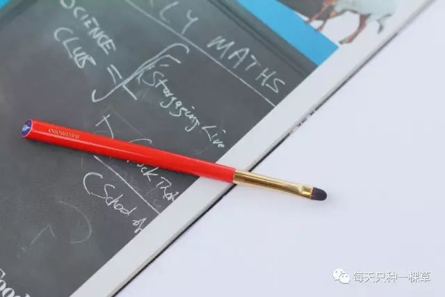 买了很多眼影却还是不会画,买了好多化妆品