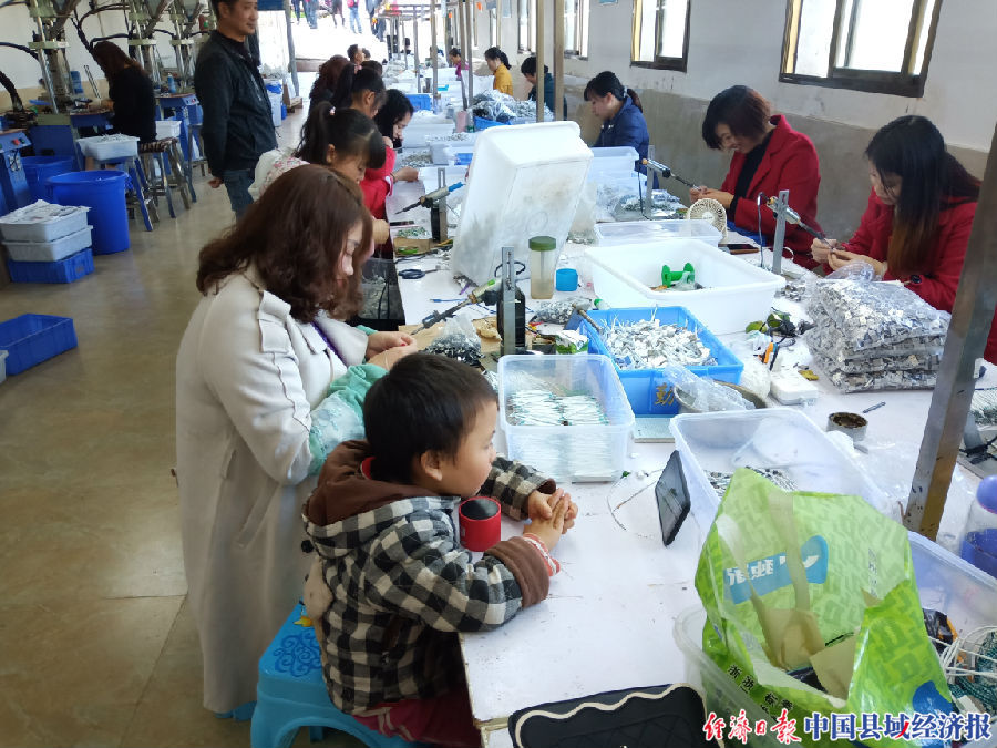 四川仪陇险岩村：开在深山里的扶贫车间