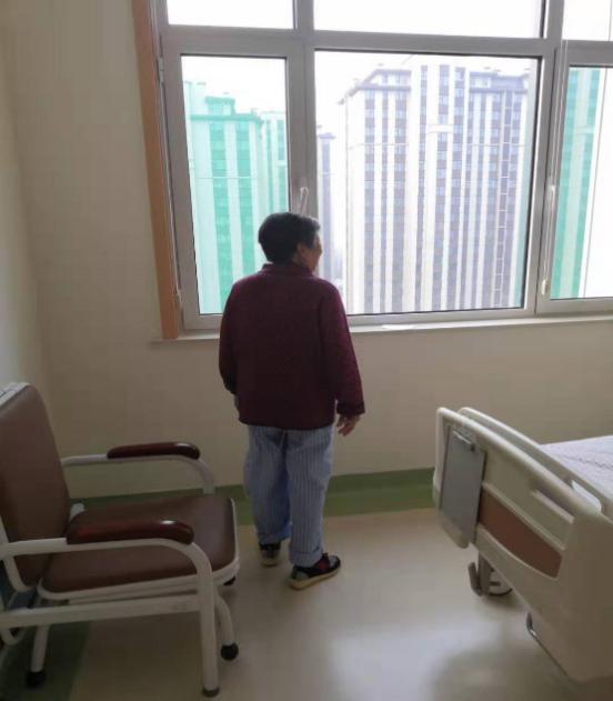 大娘高兴地说：终于腰杆挺直了！感谢潍坊市中医院