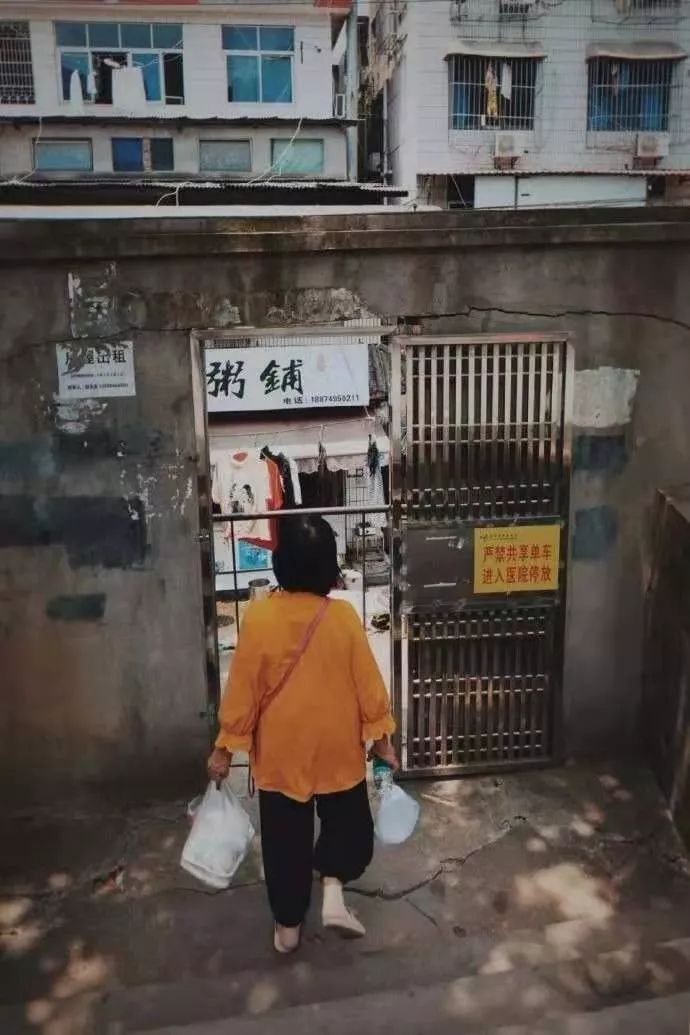 癌症患者挂尿袋和屎袋,患癌人身上带着尿袋