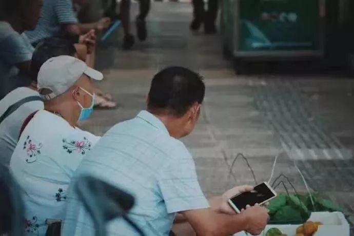 癌症患者挂尿袋和屎袋,患癌人身上带着尿袋