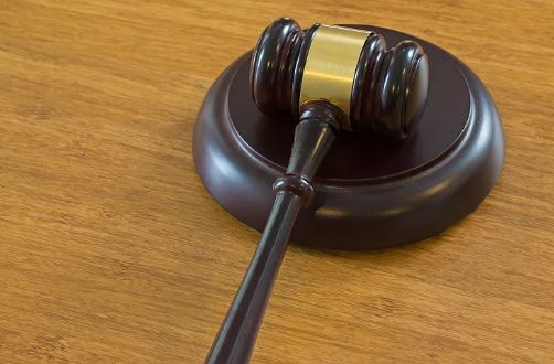 男子住在奇怪的房子,男人住在一个诡异的房间