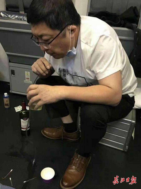 张红医生飞机急救视频,张红医生吸尿救人