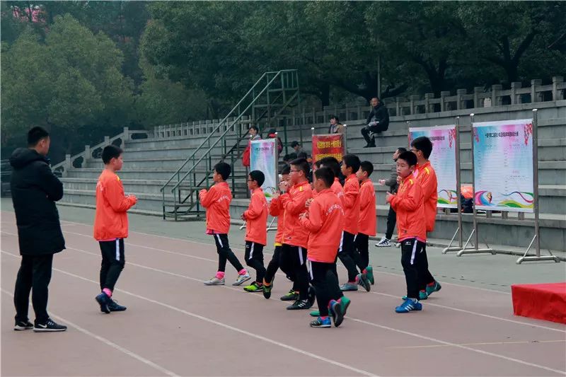 天啊！上周末700多个学生把足球玩成了这样