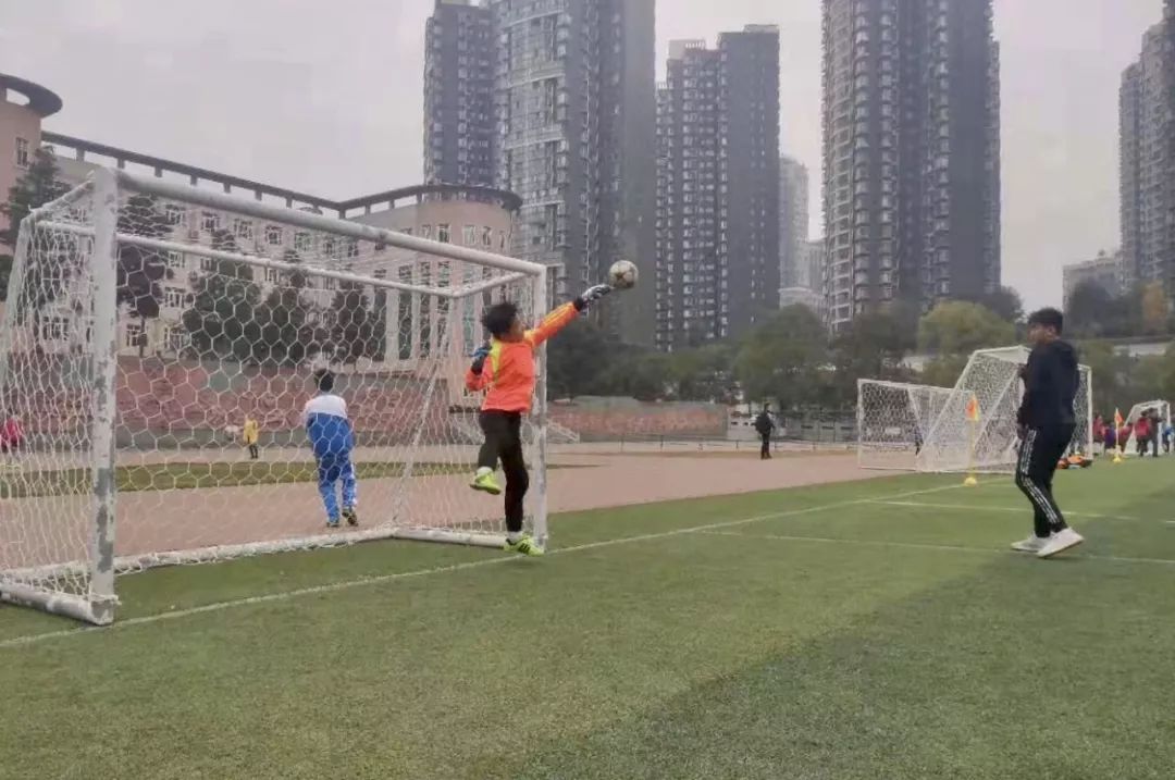 天啊！上周末700多个学生把足球玩成了这样