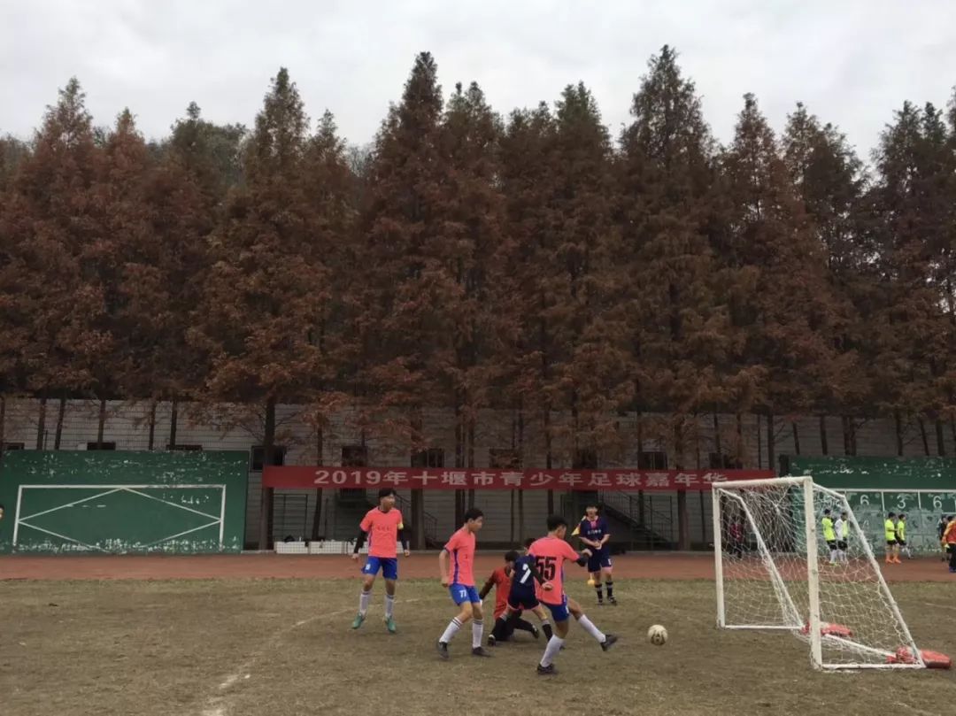 天啊！上周末700多个学生把足球玩成了这样