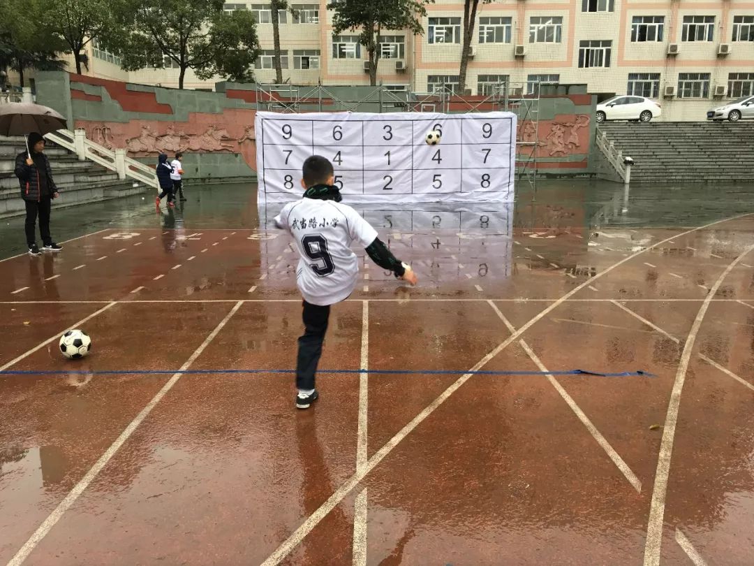 天啊！上周末700多个学生把足球玩成了这样