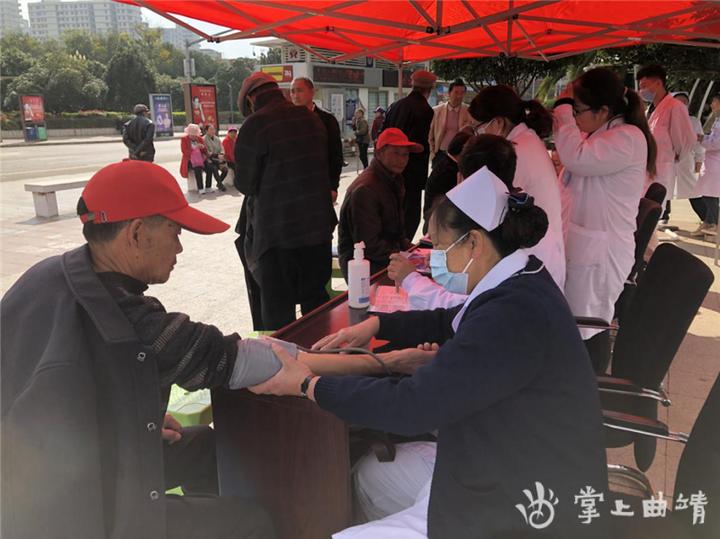 师宗县人民医院开展世界慢阻肺日义诊活动——让群众远离慢阻肺