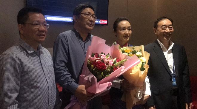 飞机上吸尿救病人,飞机上吸尿救人医者仁心令人动容