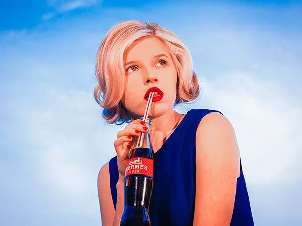 捧着Prada的鲜花，坐着LV的马桶，脚上的Nike球鞋能充电？