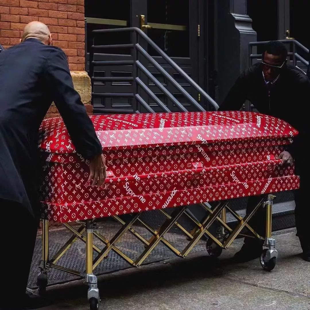 捧着Prada的鲜花，坐着LV的马桶，脚上的Nike球鞋能充电？