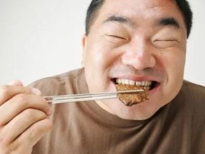 为什么吃东西咬到舌头会说想吃肉,吃饭咬到舌头是馋肉吗