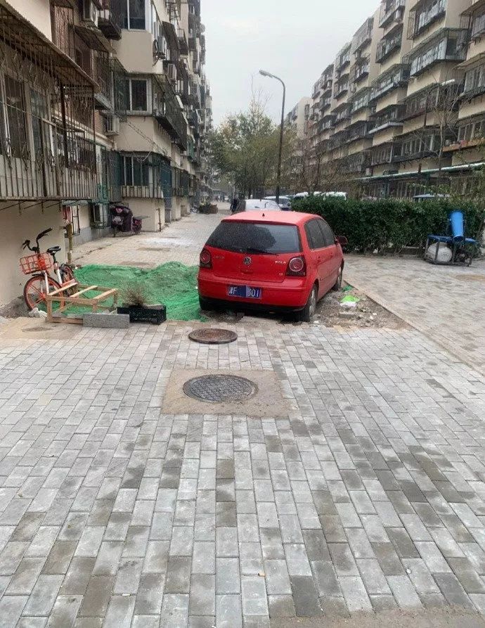 小区车位上有钉子,小区地下车库出现钉子