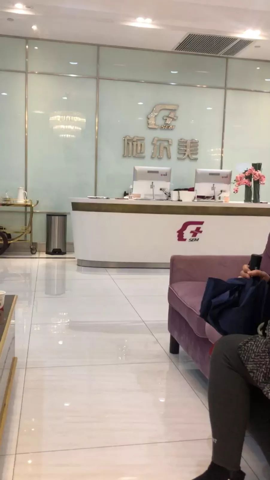 女子隆鼻失败变成三角鼻,南京女子鼻子整形4次