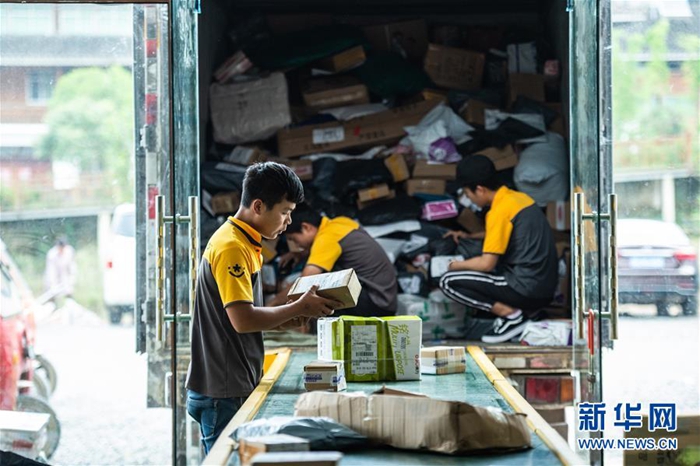 总书记关切高质量发展｜“小镇青年”购物车里的消费新天地——下沉市场消费旺助稳增长预期