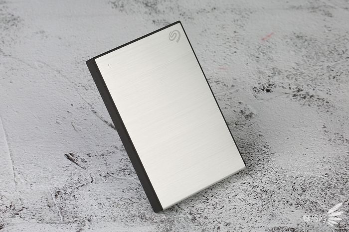 希捷硬盘睿翼系列和铭系列哪个好,希捷铭桌面移动硬盘测评