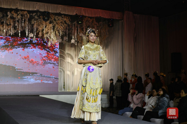 中式秀禾服和西式婚纱,中式秀禾服婚纱图片