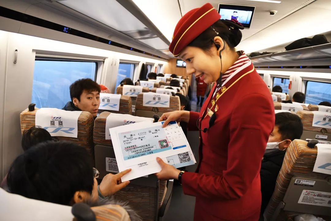 12306延长网上售票时间，昆铁警方守护春运安全有序