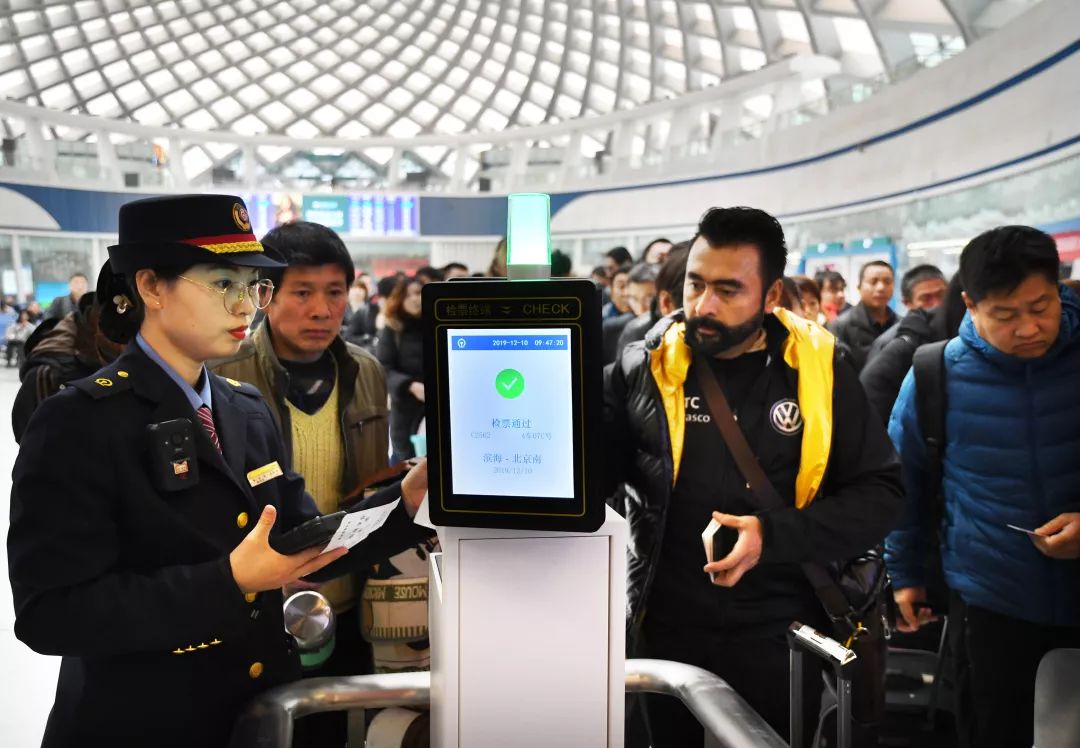 12306延长网上售票时间，昆铁警方守护春运安全有序