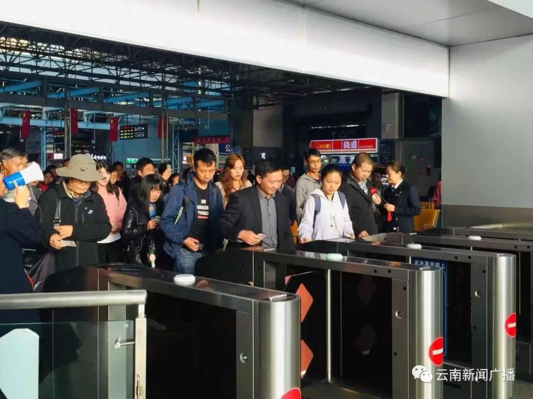 12306延长网上售票时间，昆铁警方守护春运安全有序