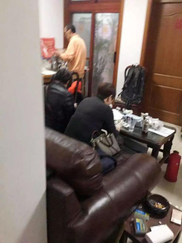 整个加工厨房全是血渍和污渍！胎盘直接烘干制成胶囊出售，隔着屏幕看吐了