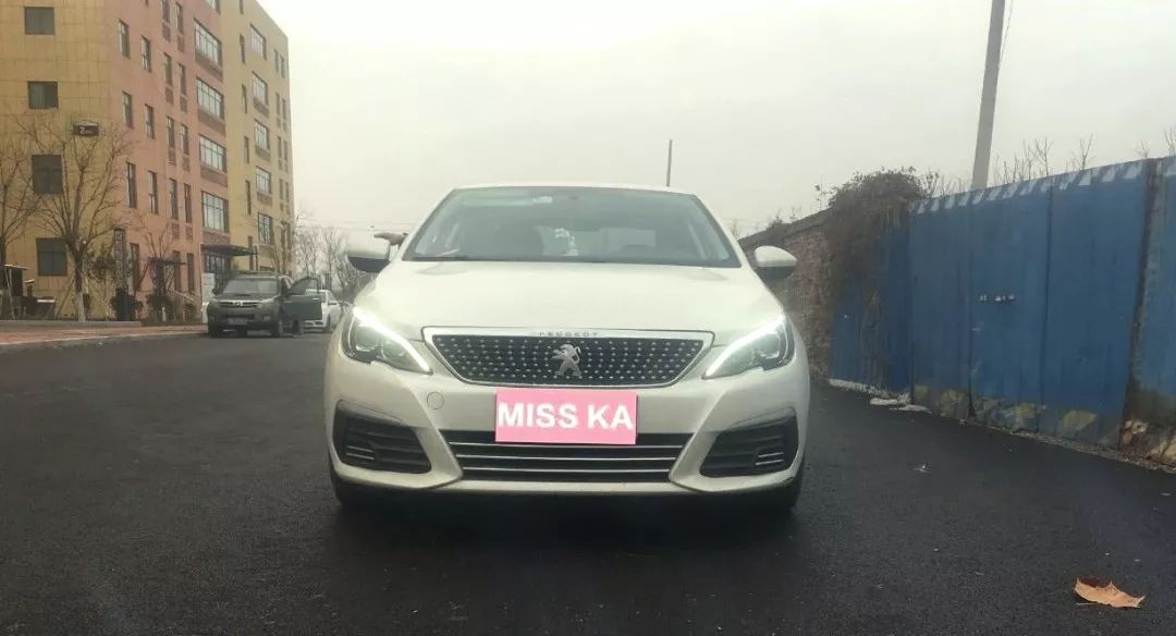 因《的士速递》买了省油能装的标致308！操控稳如狗，开起来像跑车？车主却揭开“辛酸”秘密...