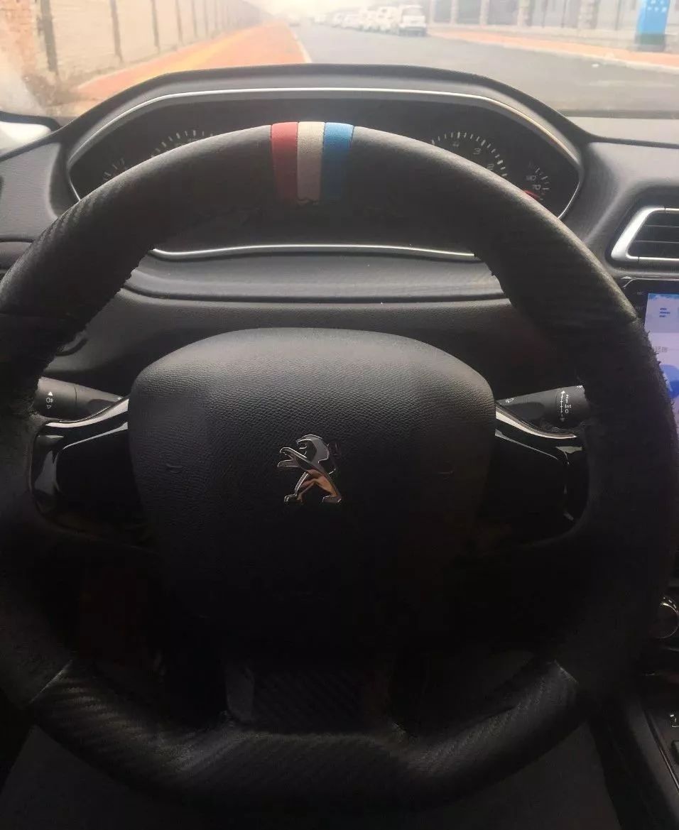 因《的士速递》买了省油能装的标致308！操控稳如狗，开起来像跑车？车主却揭开“辛酸”秘密...