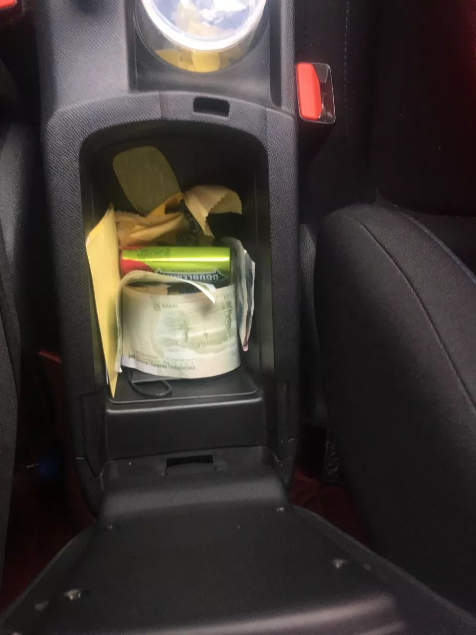 因《的士速递》买了省油能装的标致308！操控稳如狗，开起来像跑车？车主却揭开“辛酸”秘密...