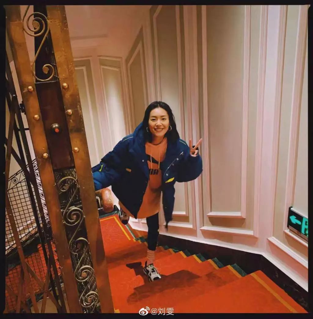 刘雯大表姐街拍太古里,大表姐刘雯美照