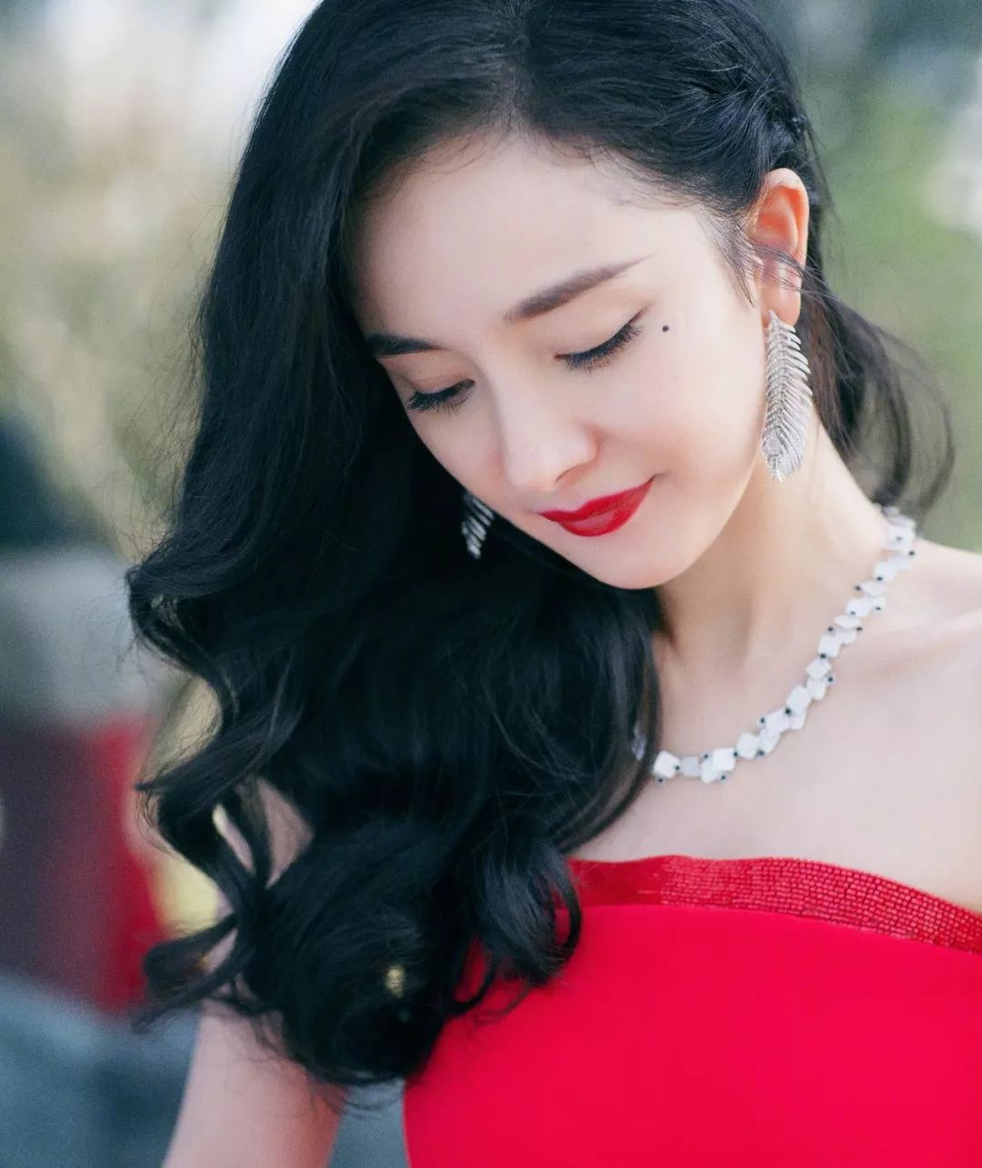 羡慕霉霉的30岁，涂上红唇就能美成全场最佳