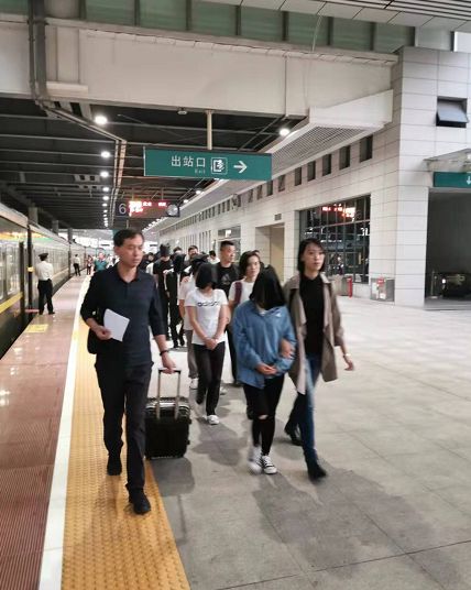 女生用手段骗钱,婷婷被谁骗了钱