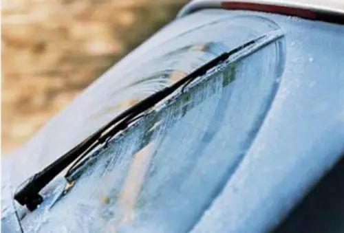 冬季汽车前挡风玻璃除冰,汽车冬天用车小知识防冻液