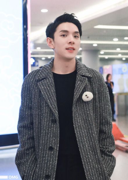 易烊千玺阿玛尼晚宴和别人聊天,易烊千玺阿玛尼晚宴打招呼