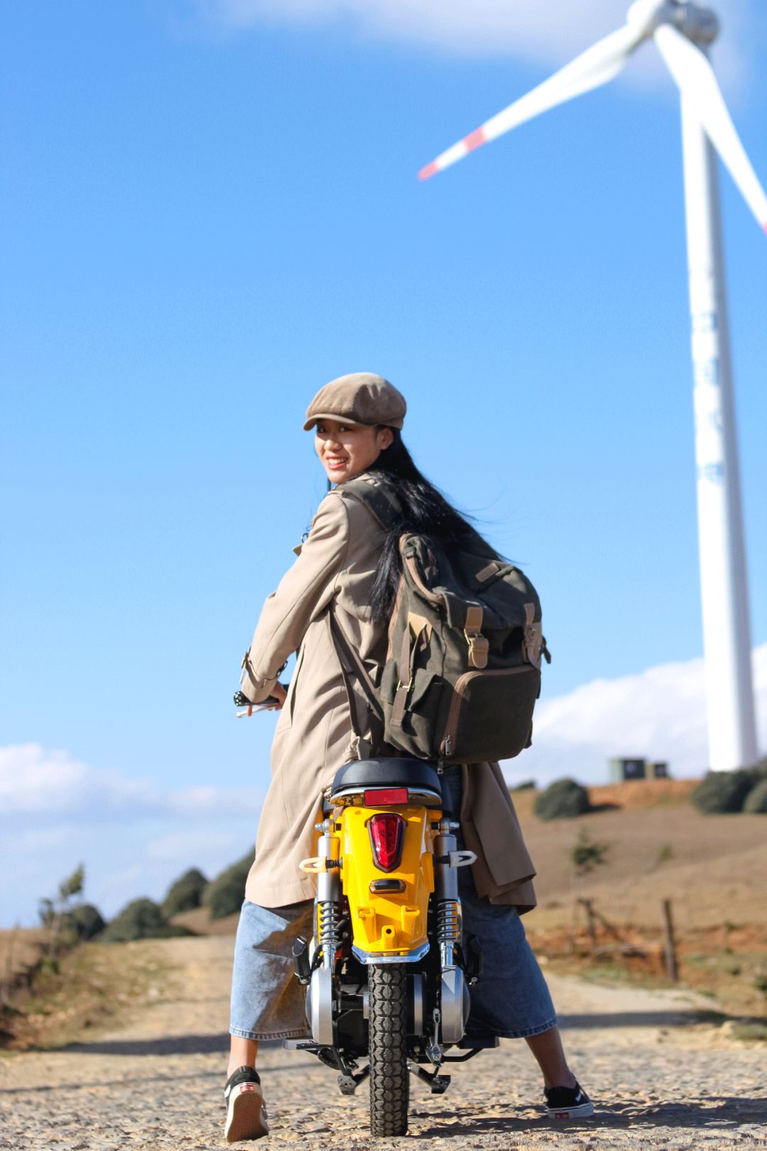 女司机骑摩托车,骑电动车旅游洱海