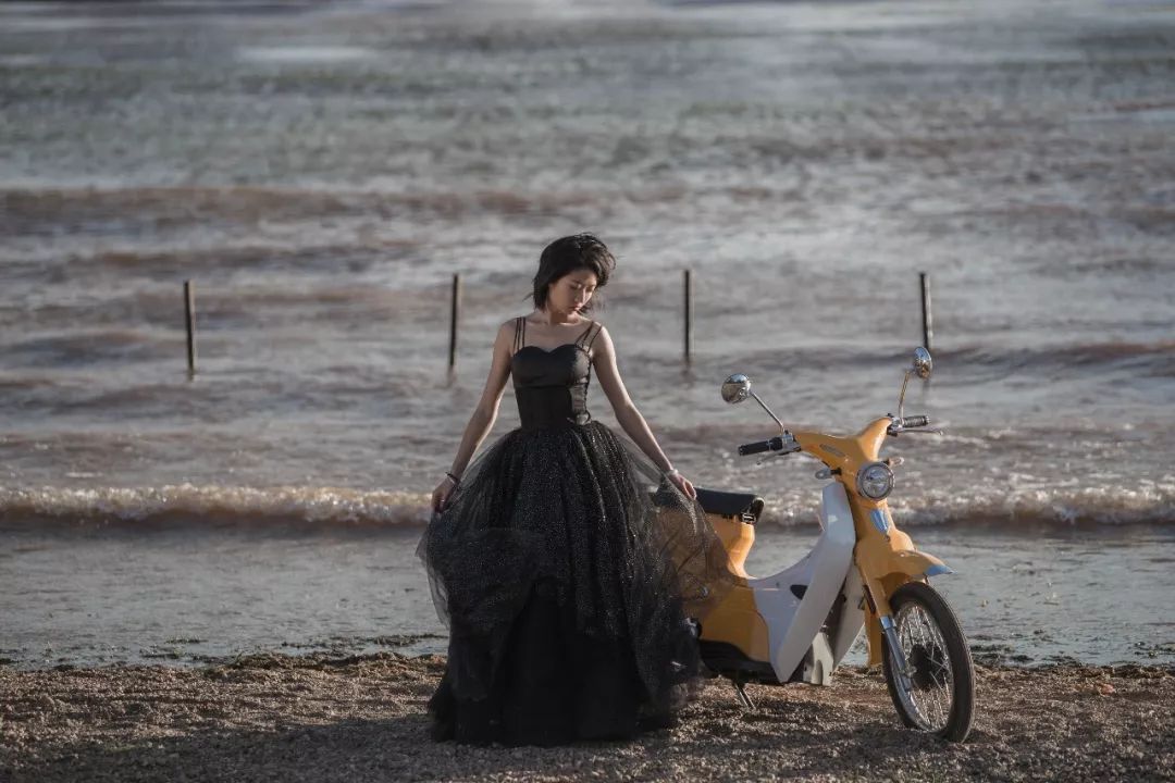 女司机骑摩托车,骑电动车旅游洱海