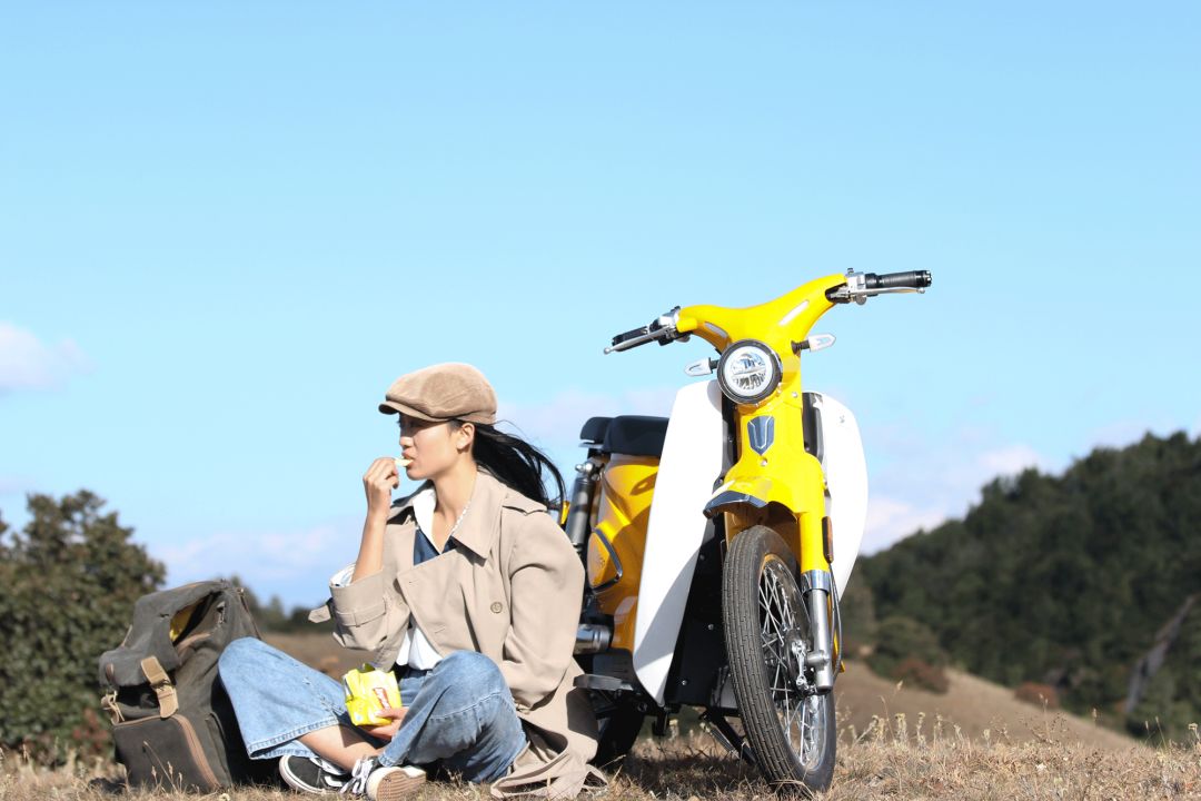 女司机骑摩托车,骑电动车旅游洱海