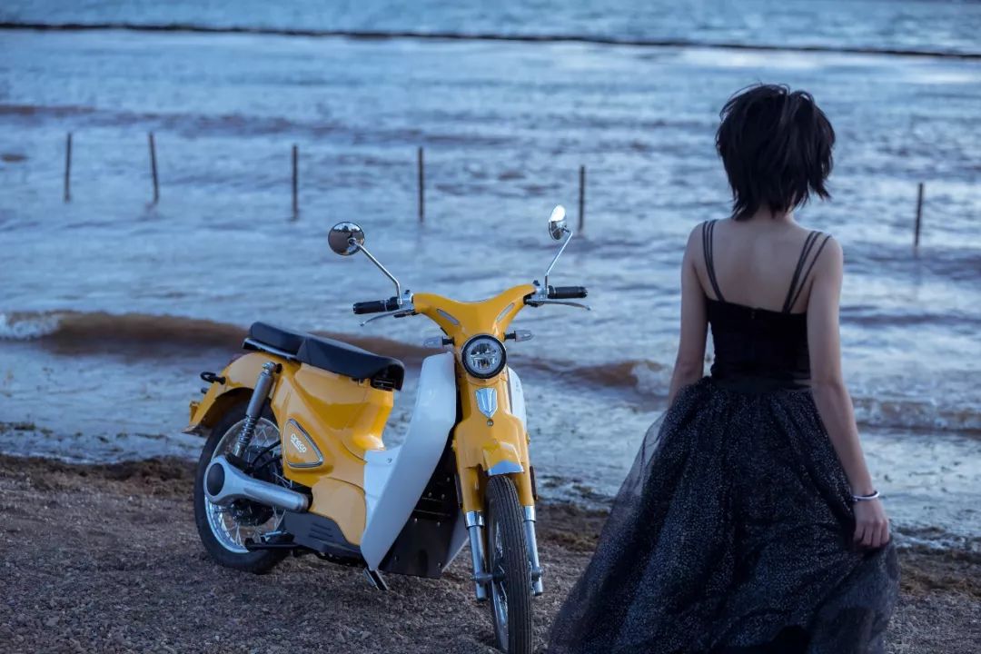 女司机骑摩托车,骑电动车旅游洱海