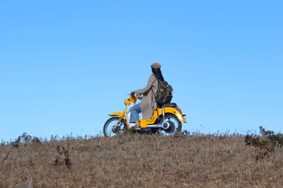 女司机骑摩托车,骑电动车旅游洱海