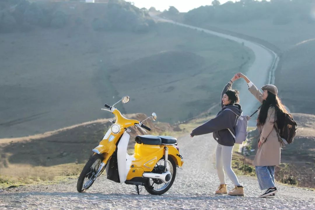 女司机骑摩托车,骑电动车旅游洱海