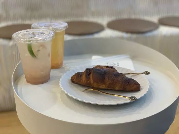 吸猫撸狗遛羊驼,吸狗撸猫遛羊驼