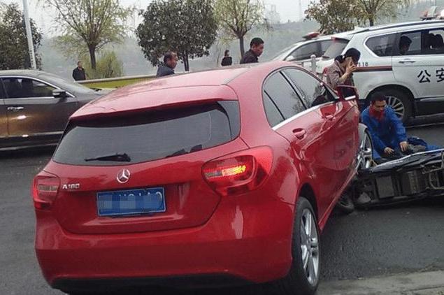 开车撞人后私了还是报案,开车撞人是保险赔偿还是自己赔偿