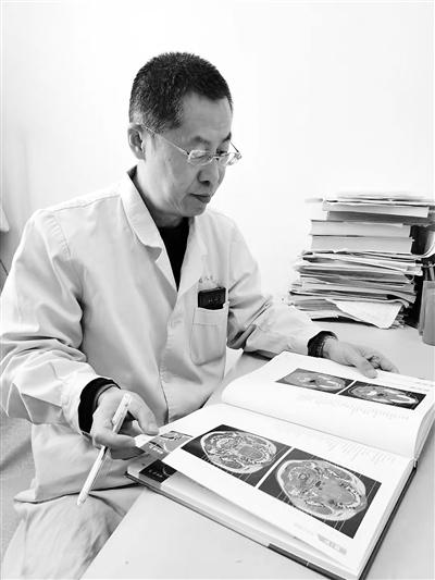 长时间戴耳机导致突发性耳聋,女子长期戴耳机听歌睡觉致耳聋