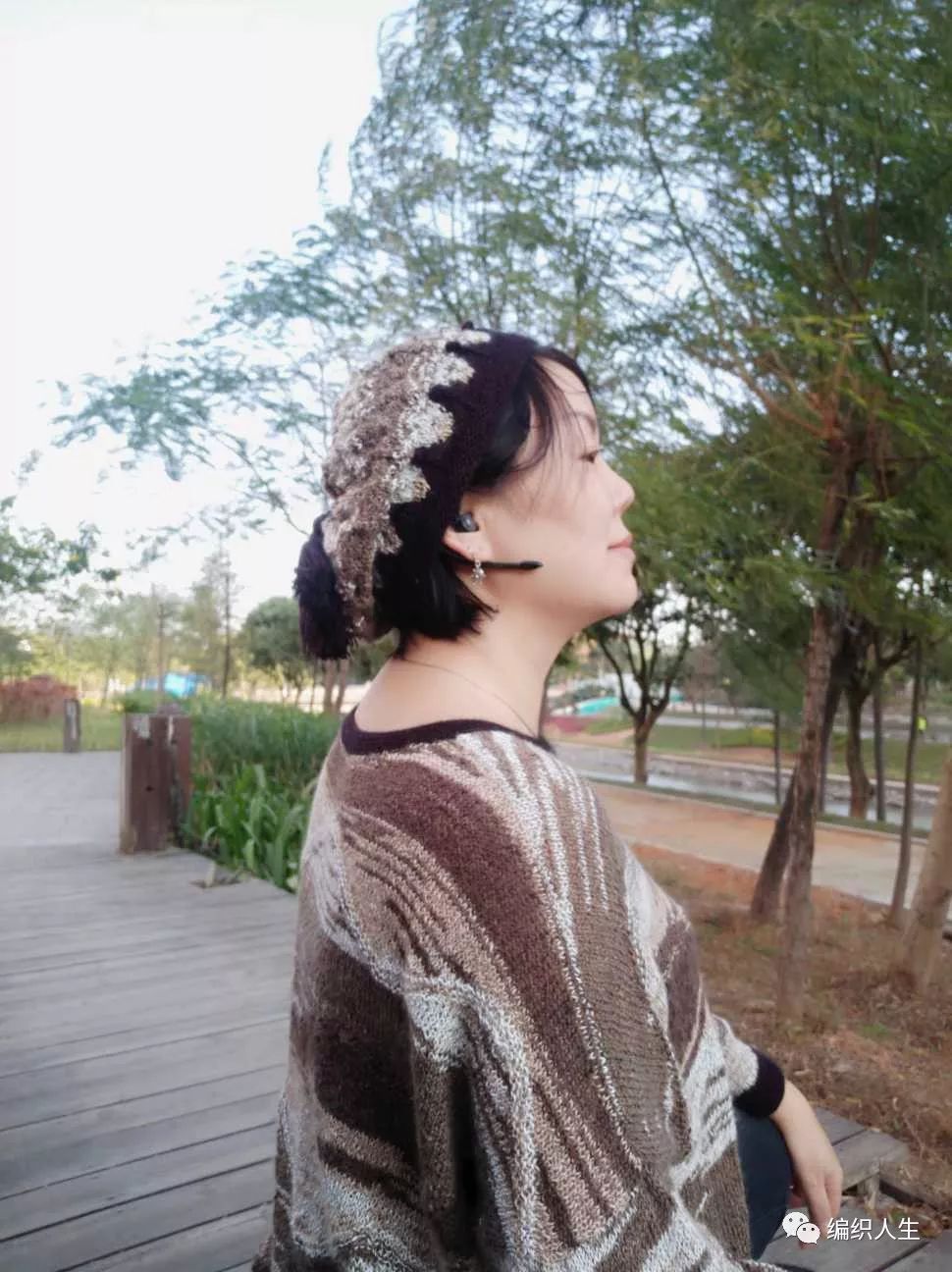 段染8号蕾丝线钩织作品,浅灰色织毛衣视频教程